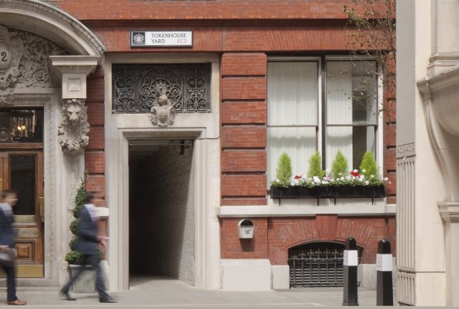Tokenhouse Yard, City of London 2016-07-18 at 18.18.38