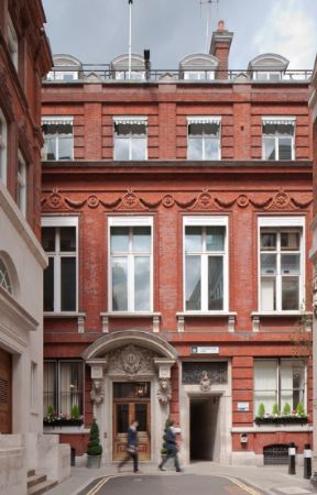 Tokenhouse Yard, City of London 2016-07-18 at 18.19.17